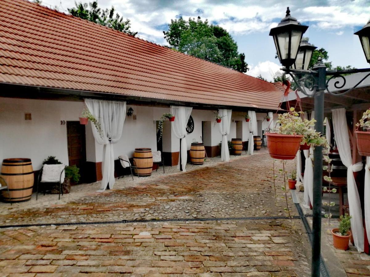 Zamecky Penzion Rotunda Breclav Luaran gambar