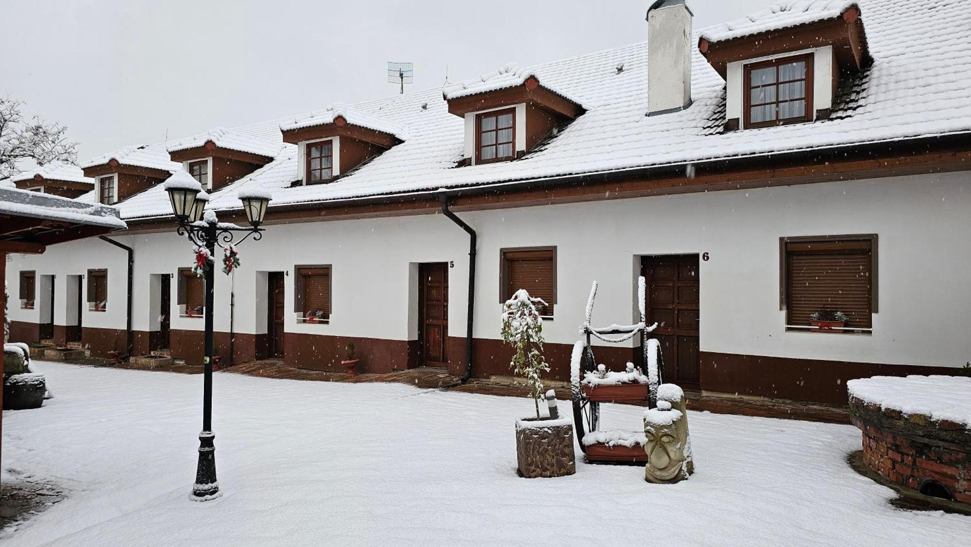 Zamecky Penzion Rotunda Breclav Luaran gambar